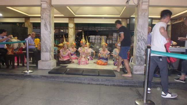 食後近所のパワースポット。<br />エラワンの祠へと散歩。