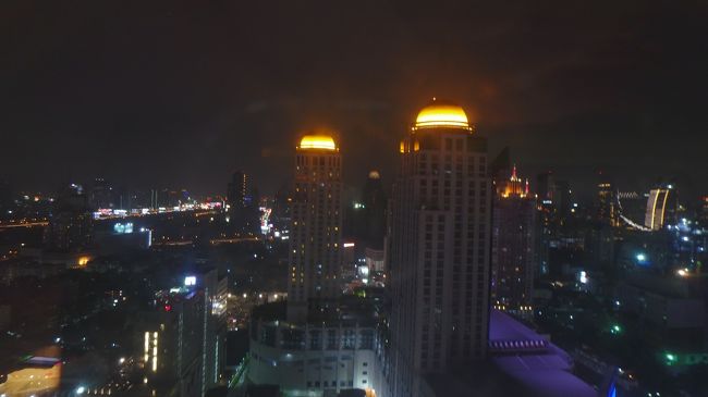 部屋からの夜景。<br /><br />昼間は曇りでどんよりしていました。<br />夜景はまぁまぁ。