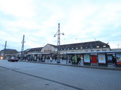 まずはカールスルーエ中央駅（Karlsruhe Hbf）．フランクフルト空港駅からICEで１時間程の場所にあります．

こちらは北口です．
駅前にはトラムの駅やバス停が多数あり，北口側が街の中心となっています．