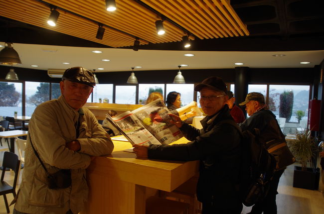 ビーゴ湾に面した道の駅でレスト・タイム。<br />くつろぐアミーゴス。