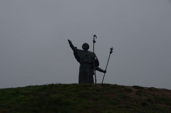 サンティアゴ・デ・コンポステーラが晴れていればはるかに望める「モンテ・デ・ゴソ」歓喜の丘に到着。<br />雨が強くなり、やっと数十メートル先の巡礼者の像が見えます。<br />はるか遠方からやってくる巡礼者たちが初めてこの丘でコンポステーラの街並みや大聖堂の姿を見て歓喜の涙にくれることから「歓喜の丘」となずけられています。