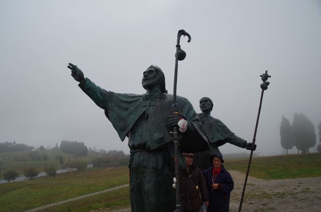 像と一緒にアリバイ写真を撮る同行者。<br /><br />この丘でＭさん滑って転ぶ。