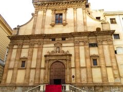 旧市街のど真ん中にある　ベッリーニ広場に来た。
真正面は　Chiesa di Santa Caterina d'Alessandria