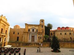 左が、世界遺産マルトラーナ教会　Santa Maria dell'Ammiraglio　
右の赤い３つのドームの建物が　世界遺産サン・カタルド教会　Chiesa di San Cataldo