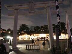 広島護国神社
広島カープが必勝祈願に訪れる神社です。

普段、こんな時間に参拝する人はいないでしょうけどね。
この時は多くの人が参拝していました。
通り道なので、みんな吸い寄せられている感じ。