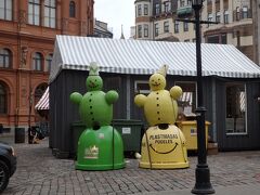 クリスマスだから？色違いが２体飾られていました。