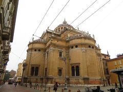 ジュゼッペ・ガリバルディ広場から少し北に行くと
Basilica di Santa Maria della Steccata