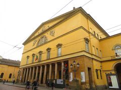 Basilica di Santa Maria della Steccata　の斜め前
Teatro Regio
劇場