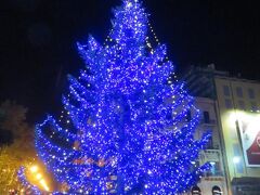 おまけ
ポリテアーマ劇場前のルッジェーロ・セッティモ広場
クリスマスの飾り付け