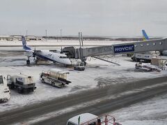 新千歳空港到着！一面の雪景色でテンションが上がります。

空港からばんけいスキー場に向かいます。

ちなみに、乗ってきたのはこのプロペラ機、の隣に駐機していたB737です。