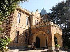 旧前田家本邸洋館
旧加賀百万石前田家 の第16代当主前田利為の本邸として昭和４年に建築され、当時東洋一の 邸宅と称せられました。 東京帝国大学教授であった 塚本靖と宮内省の担当技師であった 高橋貞太郎が設計を担当し、イギリスのチュー ダー様式を取り入れています。 (4トラ・スポット概要より)

洋館は2013年に国の重要文化財に指定された。昭和初期の華族の邸宅をほぼそのままの形にとどめているのが特徴。老朽化で16年から休館して改修を続けてきた。総工事費は約11億円。
当時の写真をもとに完成当時の昭和初期の状態になるべく近づけるよう復元した。1階大客室を会議やコンサートの会場として貸し出すサービスも。
再公開にあたって、小池百合子知事は「映画のロケなど歴史と伝統ある建物の特徴を生かした演出ができる。多彩な魅力を体験できる施設として利用してほしい」と語ったとか。