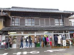 五軒目
「須崎食料品店」
朝にもかかわらず、整理券が配られ、
あっという間に長蛇の列になった。