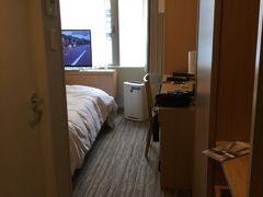 今回の宿泊先はリッチモンドホテル名古屋新幹線口

２３㎡のお部屋でしたが、最近オープンのホテルに比べて壁収納が徹底されていなくて、少し狭く感じました
人の慣れって恐ろしいですね。