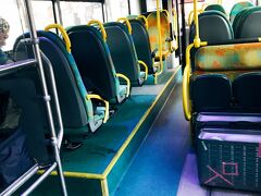 シャルル・ド・ゴール空港に向かうロワシーバスです。ガラガラでした。荷物は車内に運び混みます。ちゃんとキャリーの置き場もありました。キャスターで動かないように横にしてって言われました。なるほどね。
パリにいる間ずっと便利に使っていた交通カード「ナヴィゴ・デクーヴェルト」も、このロワシーバスが最後。もし10年間以内にパリを再訪するならチャージして使えるらしいです。