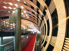 シャルル・ド・ゴール空港。ナチュラルカラーの木がふんだんに使ってあるターミナルはとてもお洒落な空間でした。