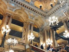 最終日、ホテルのチェックアウトは12:00なのが有難いです。朝食後部屋に荷物を置いたまま出かけたのは、ホテルから数分の場所あるオペラ・ガルニエ。通称パリ・オペラ座です。ミュージアムパスは６日券を購入したのですが、昨日で期限切れ。でもここはパスの対象外なので最終日に来ることは始めから決めていました。
建物正面の左側に廻るとチケットブースがあります。マチネー(昼公演)がない限り見学できるようです。事前にサイトで調べておきました。