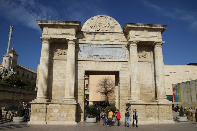 プエンテ門。スペイン語で橋を意味する「プエンテ」。ローマ橋を渡るとすぐに見えてきます。堂々たる石造りの門です。かつて街を囲んでいたアラブの城壁の一部でした。<br /><br />メスキータは784年、アブド・アッラフマーン1世により建設が始められたモスク。10世紀まで拡張が続き、レコンキスタ後はキリスト教の聖堂となった。