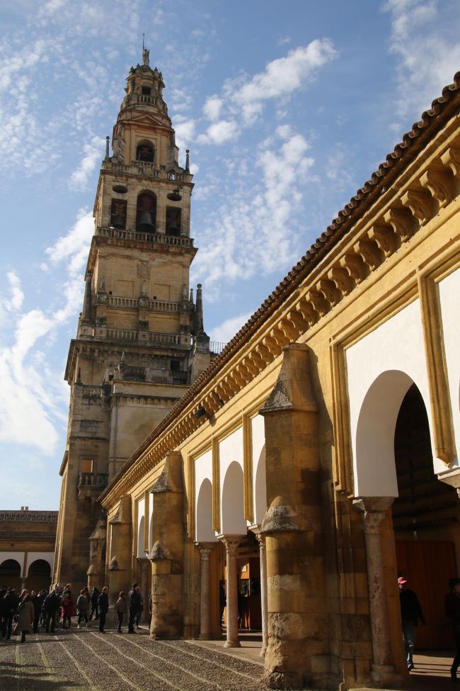 教会の塔<br /><br />54mの鐘楼