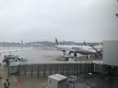 成田空港にて。
ここから3本LCCを乗り継ぎ、インドへ向かいます。