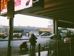 着きました！コルカタのチャンドラ・ボース国際空港
ルピーを全く持っていなかったため、空港で12,000円分だけとりあえず両替！
空港では1ルピー＝1.723円、手数料等引かれて6130ルピーでした。やはり空港はあんまりレートは良くないですね。。空港外に出てしまうと両替カウンター無いので出口前のExchangeで替えときましょう！