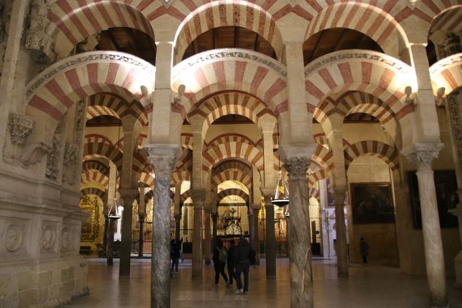 メスキータは784年、アブド・アッラフマーン1世により建設が始められたイスラム教のモスクで10世紀まで拡張が続き、レコンキスタ後はキリスト教の大聖堂になった。