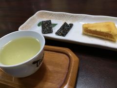 最初の烏龍茶は、香りを楽しんで…色は薄いけど、良い香り。
日本の緑茶のよう。