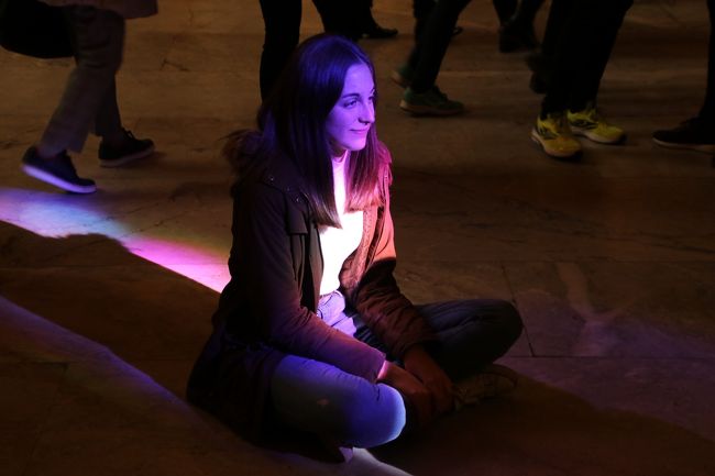 光が射す所で撮影中の女性