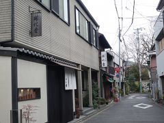 そしてこちらが、開化堂の本店。明治八年創業の手作り茶筒のお店。