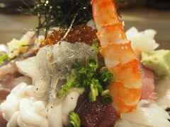 まずは11：００前から並び、江戸富士で名物海鮮丼を堪能。