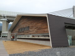 次はもう一つのお目当て、アクアイグニスへ。
湯の山温泉駅から徒歩で１０分位でした。
車もたくさん。人もたくさん。