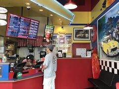 カイルアへ着いたらまずは大好きなTeddy's Bigger Burgerでランチ！
ハワイに来たら毎回必ず食べてます。
カラフルな店内もアメリカっぽくて好き。
