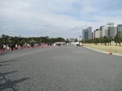 続いては皇居へ。一般開放で皇居内の通り抜けができます。