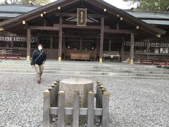 まずは、みちひらきの神様で有名な、猿田彦神社へ。

数年前、当時の会社の事でノイローゼ寸前まで悩んでいた主人と一緒にこちらにお参りした後、たまたま巡り合った今の会社が、お給料や待遇面はもちろん、そこで働く人たちみんなが良い人ばかりという奇跡のような出来事があり、絶対にお礼参りに来ようと決めていた場所です。

良い出会いに感謝！感謝！！

この後、伊勢神宮に参拝。　

タイミング良く、1番内宮に近い駐車場に停められてラッキー☆

一番最初の鳥居で撮影をするものの、逆光で分からなかったので掲載は却下(;'∀')

前回の厄払い同様、今回も内宮でおはらいをしていただき（今回は厄が上がったので家内安全で）、神棚へ祀る新しいお札を頂いてきました。

