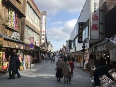 まだ8時過ぎだったのと、平日なのもあってか、人が少なく歩きやすいおはらい町。

お店はまだ全部は開いておらず、ぶらぶらするうちにどこも開きだしました。