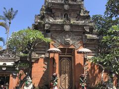 お次はウブドへ宮殿観光

正直、ブサキ寺院に圧倒されていたので
大きな感動は…。

観光客はたくさんでした。