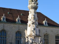 18世紀に大流行したペスト根絶を記念して建てられた三位一体の像。

ウィーンのほうが、もっと大きく存在感があります。