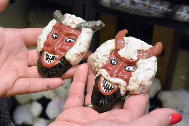 王宮の丘にあるお土産物屋さん『紅いはりねずみ』で、従姉妹が買ったブショーのマグネット。<br /><br />先ほどのお店のモノとは素材が違うけど、5ユーロと半額だったのでこちらを購入。ひとつずつ顔が違うので、どれがいいかけっこう迷います。