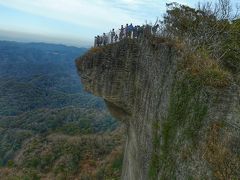 鋸山の一番人気の地獄のぞきが見えます。
友人達と2グループに分かれてカメラマンチームとモデルチームに。
友人達の写真を撮ろうとしたら団体がやってきちゃって旨く撮れなくてごめんね。
他の人たちは譲り合っていたんだけどこの団体さん達、周りのことを気にしないみたいだった。