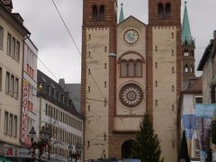 　１１～１２世紀に建てられたヴュルツブルクの守護聖人キリアンを祀る大聖堂。左右対称の端正な形です。