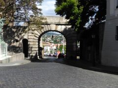 　さらに歩いて、王宮の丘の北側のはずれにあるウィーン門まできました。この門は1936年に、トルコからの解放250年を記念して建てられた比較的新しいものです。