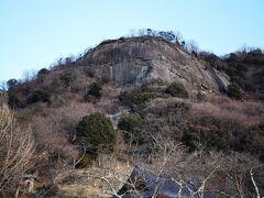 あの山の上にお城があったということか。武田氏の重臣、小山田氏の山城。難攻不落の山城だったらしいけれど、パパ曰く兵糧攻めすれば一発ではと。。。