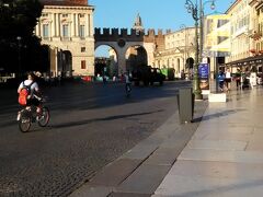 　ホテルからヴェローナの鉄道駅までぶらぶらと歩いていくことにしました。ブラ門が見えます。