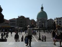 　９時48分にヴェネツィア　サンタルチア駅に到着しました。駅前の広場です。
