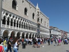 　サン・マルコ寺院の隣に建つ、ドゥカーレ宮殿。ヴェネツィア共和国の政治の中枢があった建物です。