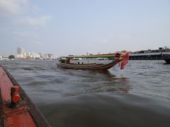 チャオプラヤエキスプレスボート

チャオプラヤー川を　進む、、

ゆっくり進む、、観光船♪