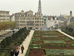 図書館をでて芸術の丘の階段の上からグランプラスを望む。