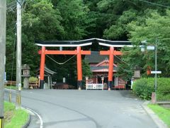 川南諏訪神社の前を通過します。
この神社の二基の並列鳥居は全国でも珍しく貴重なものです。
この対になっている鳥居が縁結びにとてもご利益があると言われていて、近年カップルに人気が高まっているそうです。