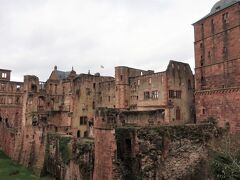 Heidelberger Schloss（ハイデルベルク城）

ドイツ三大名城にも数えられる古城です。

13世紀始めにプファルツ伯の居城として造られた城です。ゴシック、ルネサンス、バロック等の各様式が見られます。三十年戦争やプファルツ継承戦争、火事などで破壊され、都度修復が行われましたが、18世紀に廃城となり、なかば廃墟のような姿をしています。