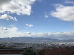 稲荷山の頂上から京都市内を望みました。京都ってやはり盆地なのですね、山に囲まれています。