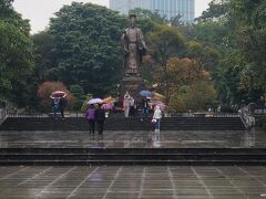 リータイトー公園内にはリー・タイトーの像。
ホーチミンとならぶベトナムの英雄だそうです。
